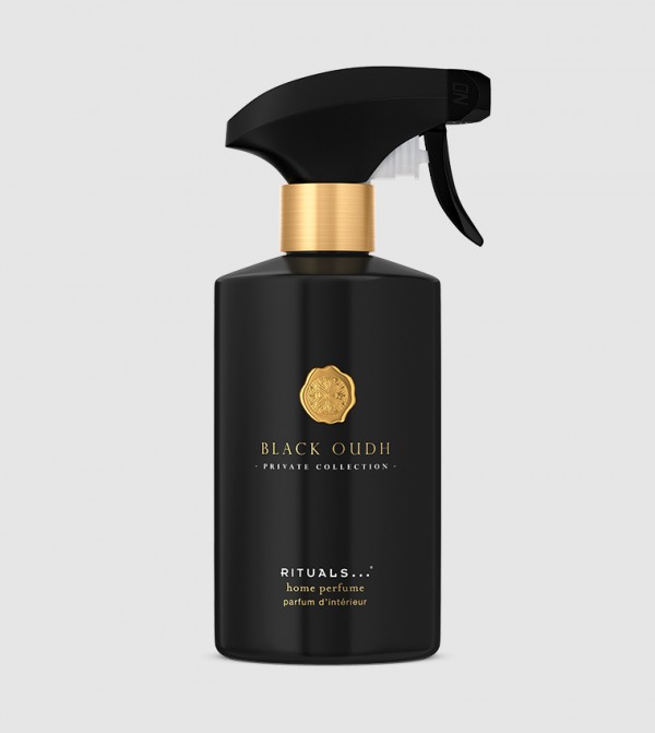 Woman Black Oudh Parfum RITUALS Black Oudh Home Fragrance Collection